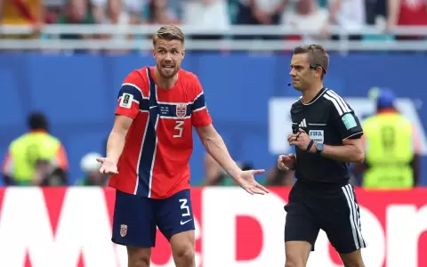 El defensor Kristoffer Vassbakk protestando al �rbitro Cl�ment Turpin durante el Noruega vs. Inglaterra.