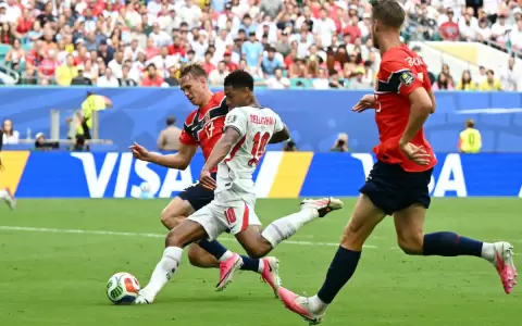 Jude Bellingham antes de anotar el empate transitorio de Inglaterra.