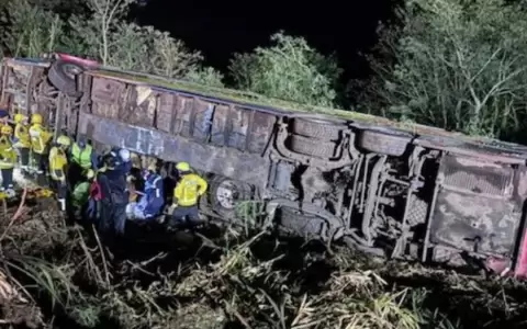 El �mnibus que transportaba a una delegaci�n de la Academia de Danzas Bethania, de Colonia Independencia (Guair�), volc� en Brasil.