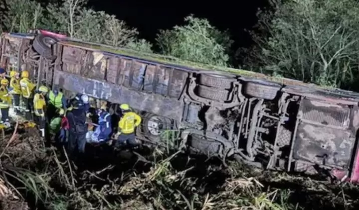El �mnibus que transportaba a una delegaci�n de la Academia de Danzas Bethania, de Colonia Independencia (Guair�), volc� en Brasil.