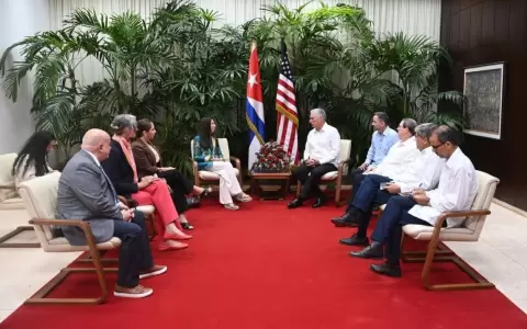 El presidente de Cuba, Miguel D�az-Canel, junto a varios congresistas estadounienses.