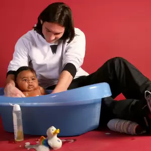 Lionel Messi ba�a a un Lamine Yamal de apenas 6 meses para una campa�a solidaria en el a�o 2007.