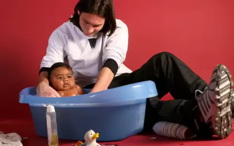 Lionel Messi ba�a a un Lamine Yamal de apenas 6 meses para una campa�a solidaria en el a�o 2007.