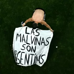 Lo Celso tiende una pancarta con el mensaje "Las Malvinas son argentinas" tras ganar el partido ante Inglaterra.