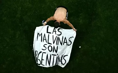 Lo Celso tiende una pancarta con el mensaje "Las Malvinas son argentinas" tras ganar el partido ante Inglaterra.