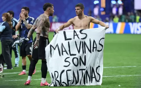 Nicol�s Otamendi y Giovanni Lo Celso celebrando con el cuestionado cartel sobre Las Malvinas.