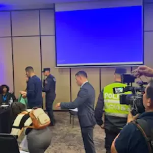 Fiscalía irrumpe en hotel capitalino por presunto esquema de posgrados irregulares dirigido a estudiantes brasileños