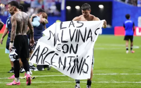 "Las Malvinas son argentinas", la pol�mica pancarta sujetada por Giovani Lo Celso.