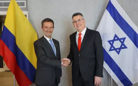 El ministro de Exteriores de Israel, Gideon Saar, junto a su futuro hom�logo colombiano, Omar Bula Escobar.