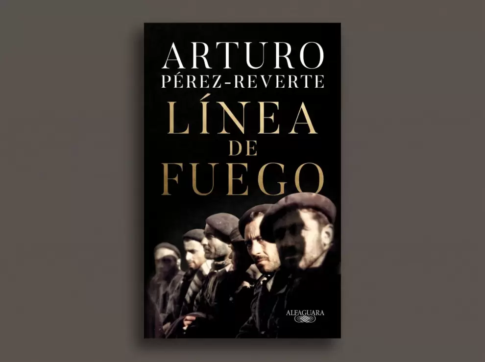 Portada de Línea de fuego, de Arturo Pérez-Reverte. Editorial Alfaguara
