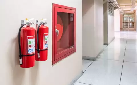 Extintores en un edificio.