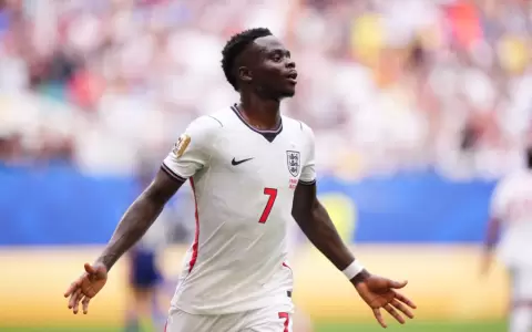 Bukayo Saka, figura con un triplete.