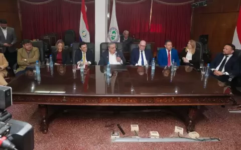 Autoridades del IPS anunciando la mesa de trabajo para con farmac�uticas para evitar falta de medicamentos.