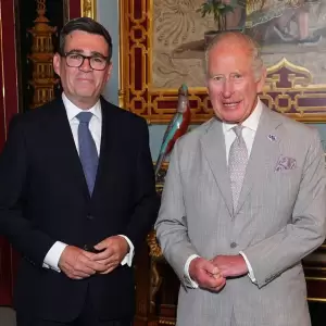 Andy Burnham y el rey Carlos III.