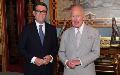 Andy Burnham y el rey Carlos III.