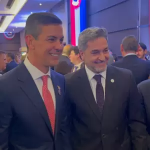 Pe�a y Marito protagonizan un inesperado abrazo en acto de la Embajada de EE.UU.
