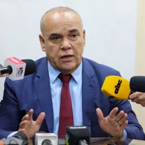 "Hasta que el presidente pierda la confianza en sus ministros, yo no la perderé", afirma Bachi Núñez
