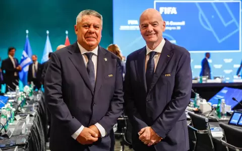 Claudio Tapia (izquierda), presidente de la AFA, junto a Gianni Infantino (derecha), mandam�s de la FIFA.