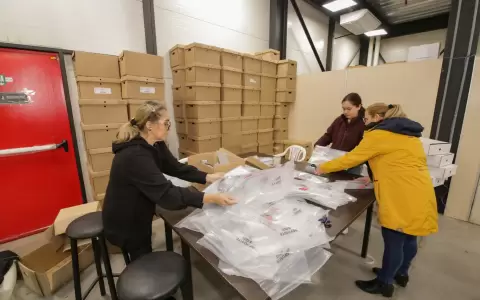 Funcionarios del TSJE alistan los kits que ser�n enviados en varios puntos del pa�s.
