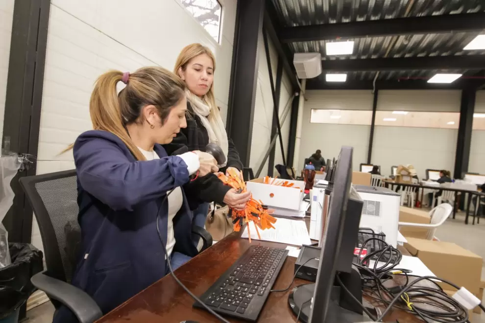 Funcionarios del TSJE alistan los kits que ser�n enviados en varios puntos del pa�s.