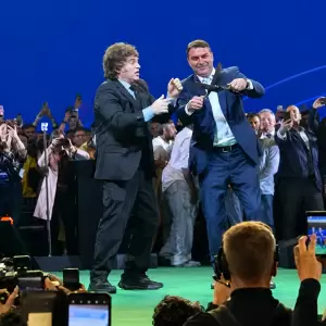 Milei respalda a Flávio Bolsonaro y arremete contra Lula en el inicio de la campaña presidencial