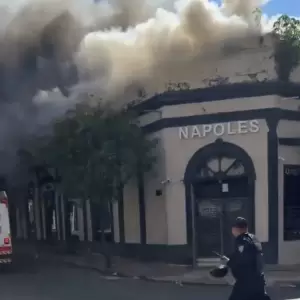 Voraz incendio afecta al tradicional Bar N�poles de Asunci�n