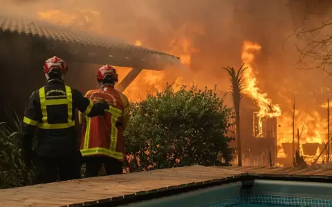 Bomberos intentan extinguir el incendio desatado en Gironda, en el sur de Francia.
