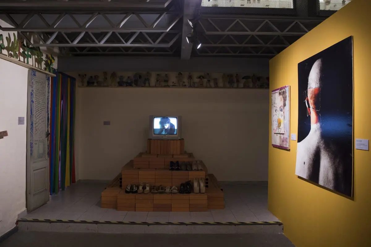 Ricardo Migliorisi. em24 horas en la vida de Brigitta von Sharkphen/em, 1984.br /Video-instalaci�n.br /Realizaci�n: Juan Carlos Maneglia.br /Colecci�n Fundaci�n Migliorisi.br /� Laura Mandelik.