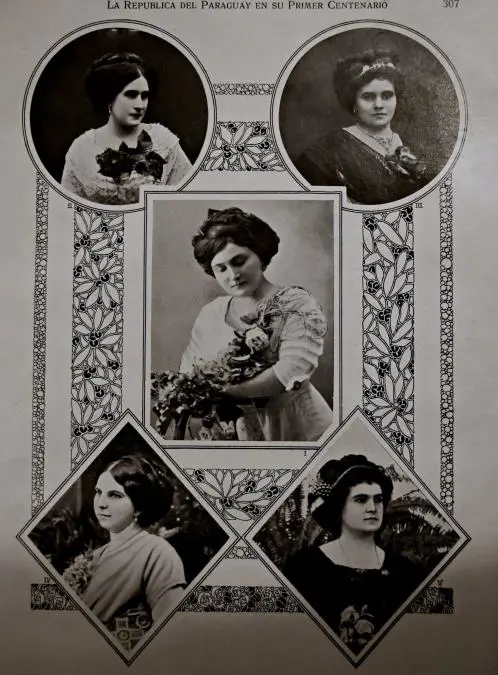 Mujeres de la �lite de Concepci�n, entre ellas Elisa Rojas de Quevedo (arriba izquierda), primera firmante del telegrama. �lbum del Centenario. Monte Domecq. Asunci�n, 1912. Colecci�n Ana Barreto Valinotti (Cortes�a).