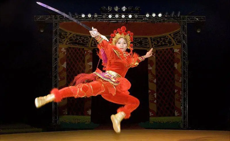La historia de Mulan ha sido tema de obras teatrales, ballets, series y filmes y adaptada seg�n la �poca. Esta versi�n es del Circo Estatal de China, 2009.