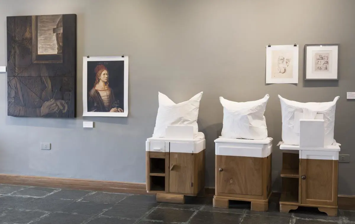 Vista de sala. Obras de Carlos Colombino y F�lix Toranzos. Alberto Durero (reproducci�n digital). � Laura Mandelik.