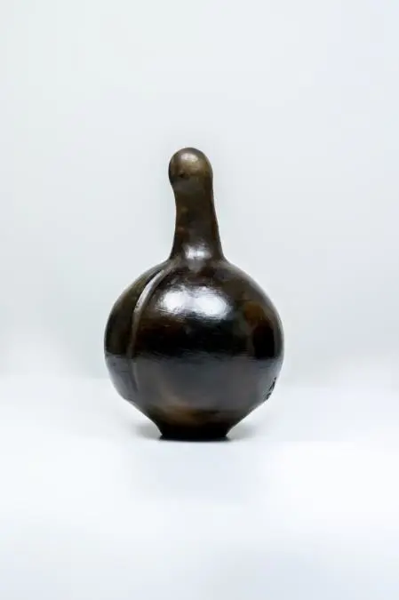 Sin t�tulo, de Julia Isidrez. Barro negro modelado a mano, cocido en horno a le�a, ahumado.