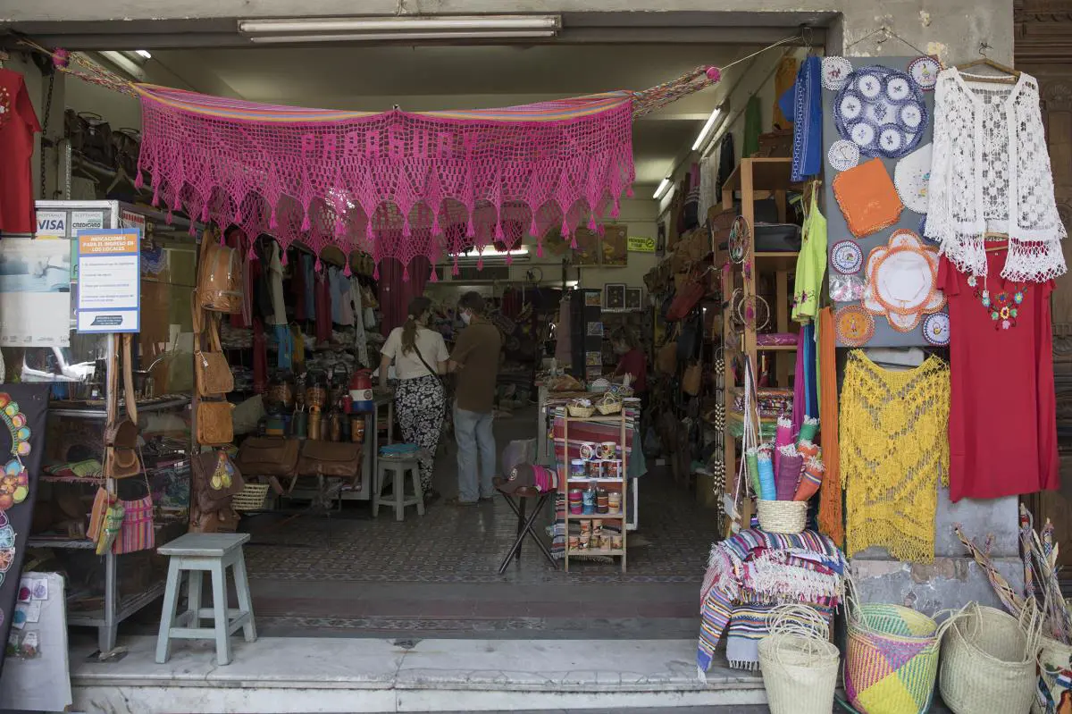 Negocios en la recova, 2020 � Laura Mandelik