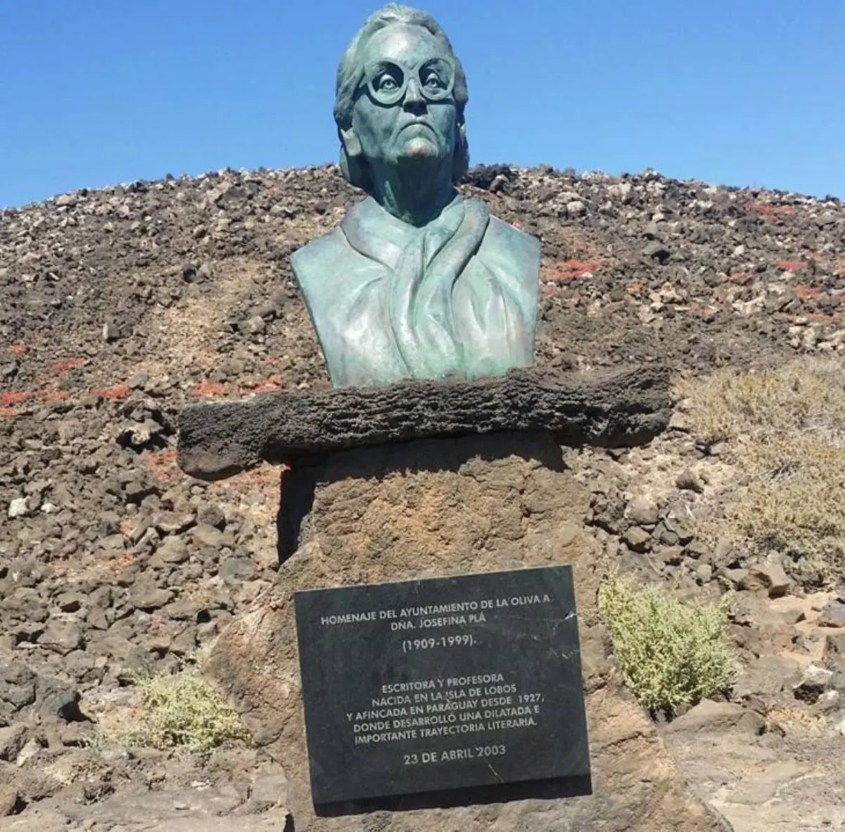 Busto de Josefina Pl� en Isla de Lobos, Canarias