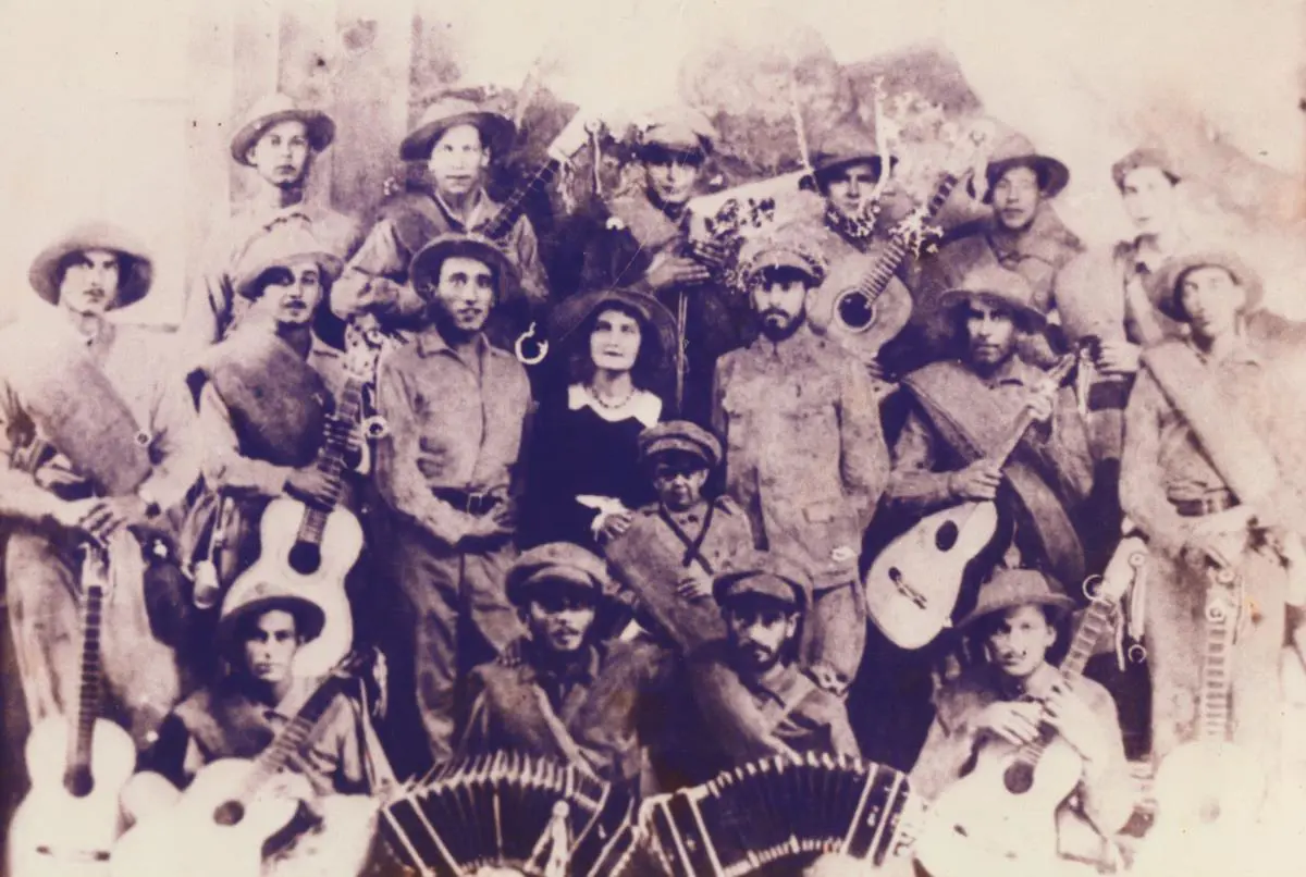 Guerra del Chaco. Josefina Pl� y soldados m�sicos. Gentileza CCEJS