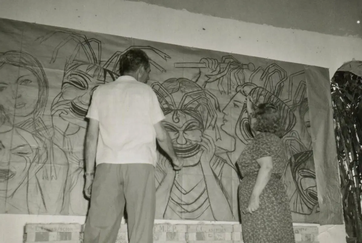 Bocetando el mural para el Teatro Municipal. Gentileza CCEJS.