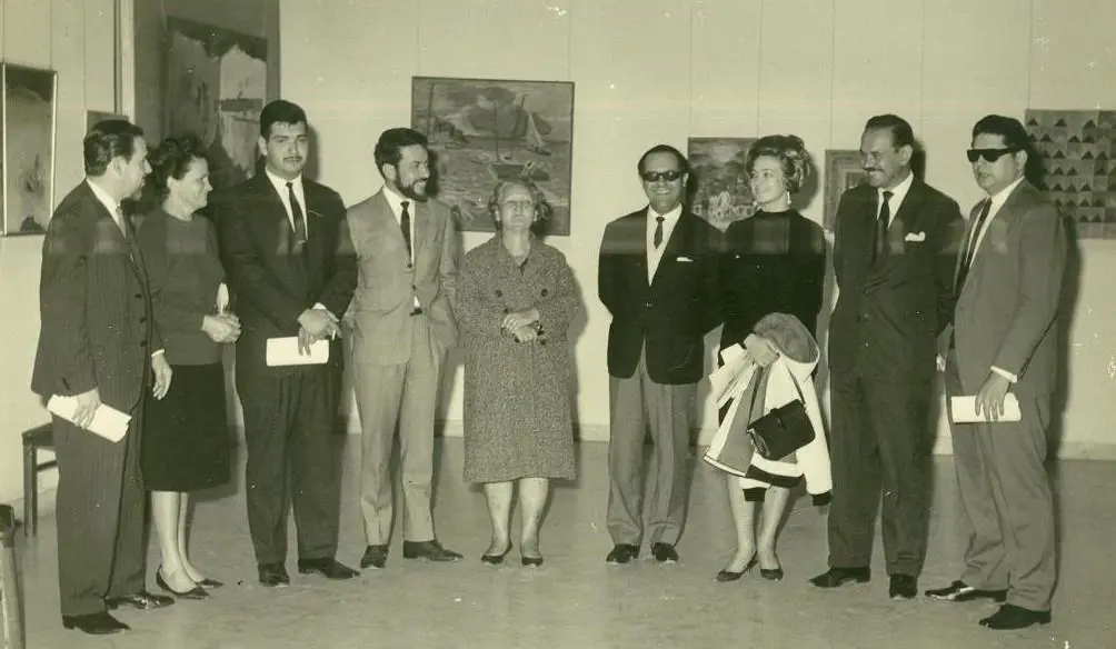 Durante una exposici�n, Josefina junto a Rub�n Bareiro Saguier, Oscar Trinidad y Dora Guimaraes, entre otros (Gentileza CCEJS)