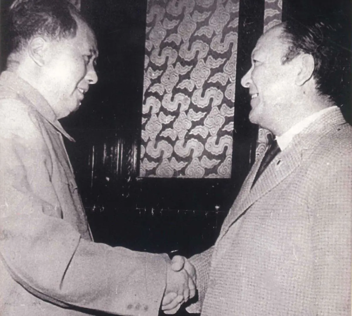 Flores, en su car�cter de miembro del Consejo Mundial de la Paz, con el l�der chino Mao Ze Dong, Beijing, 1959