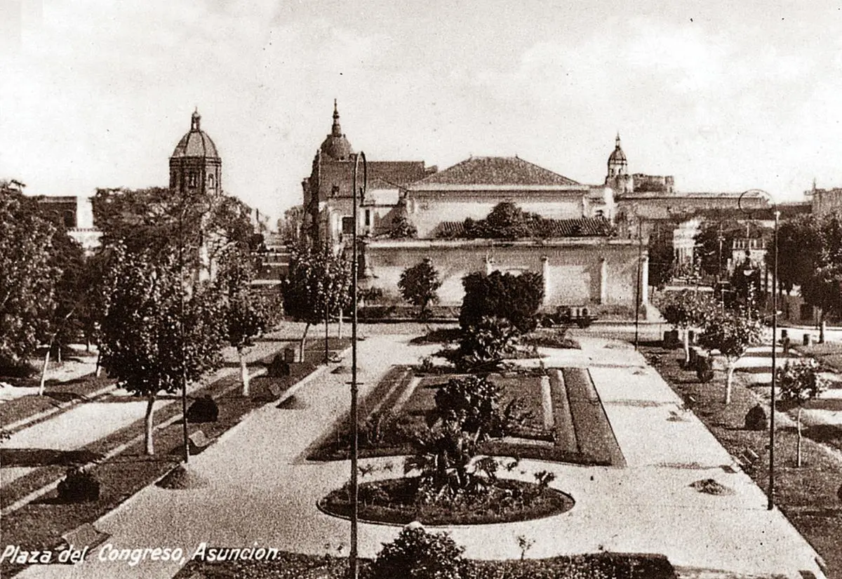 Jardines frente al actual Centro Cultural de la Rep�blica El Cabildo. D�cada de 1920