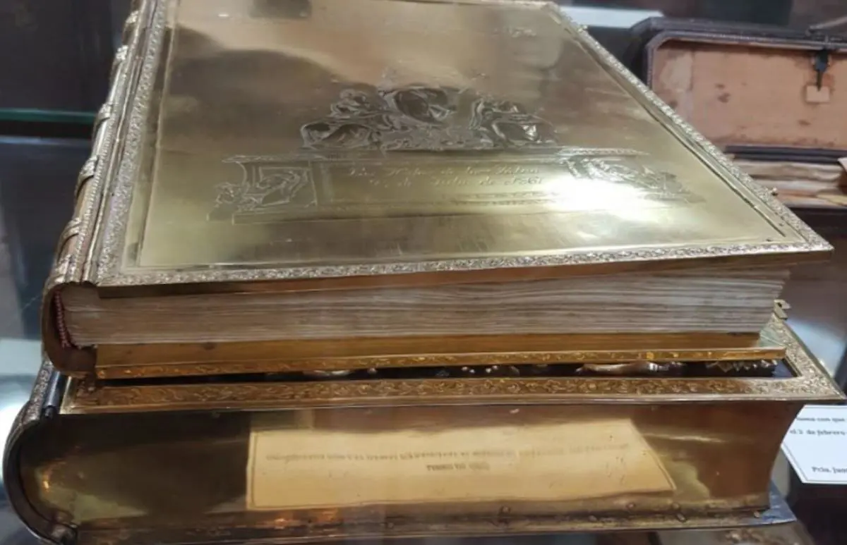 El &ldquo;Libro de Oro&rdquo; (Archivo Nacional de Asunci�n) que registra las donaciones hechas por las mujeres paraguayas en 1867