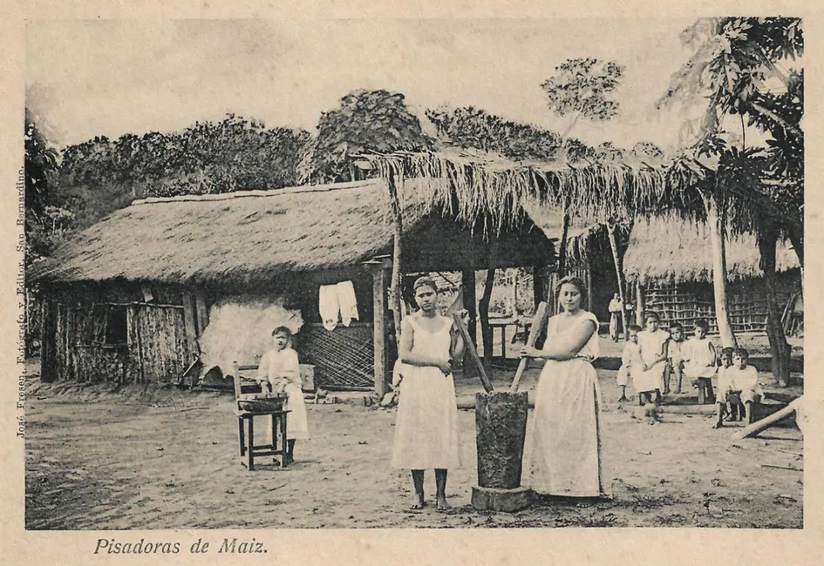 Mujeres pisando ma�z. Postal de Jos� Fresen. Colecci�n del autor.