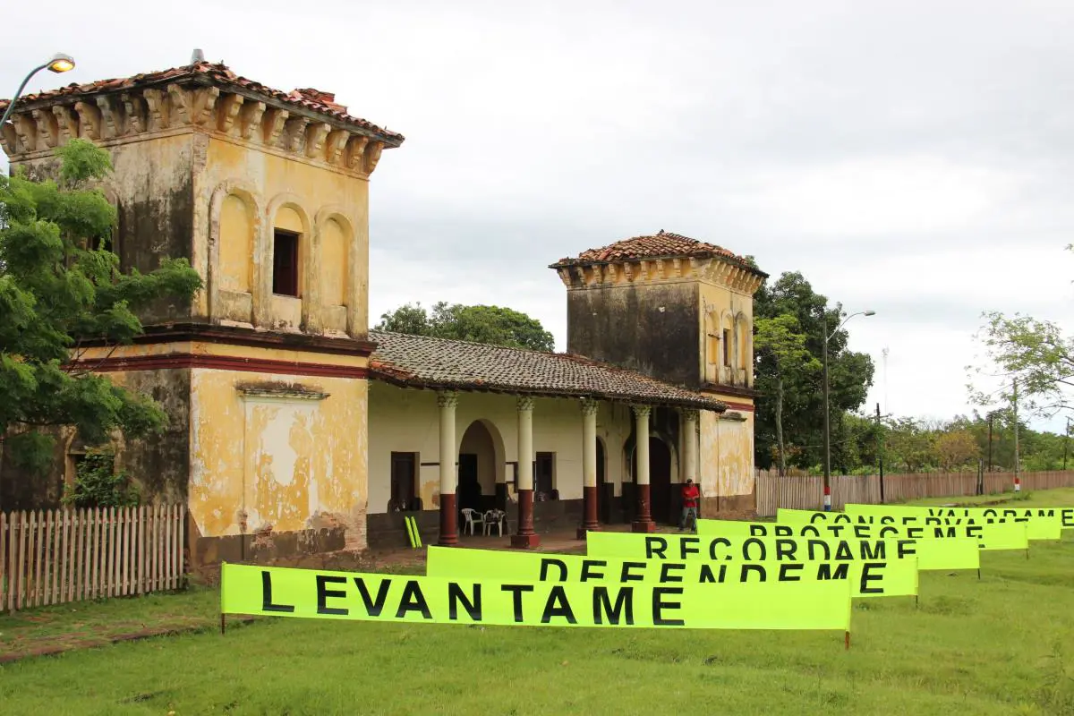 Edificio de la Estaci�n del Ferrocarril, antes de ser restaurado, en ocasi�n de una intervenci�n art�stica de Natalia �ntola Guggiari y Christian Ceuppens, con vistas a sensibilizar sobre la necesidad de restaurar y preservar este patrimonio � NAG