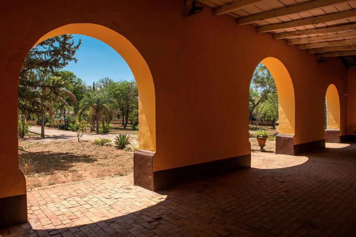 Corredor de la iglesia de Piray� � Fernando Allen