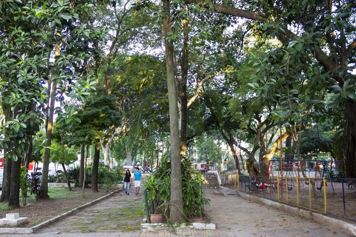Plaza emBatall�n 40/em, paseo central � Leonardo M�ndez