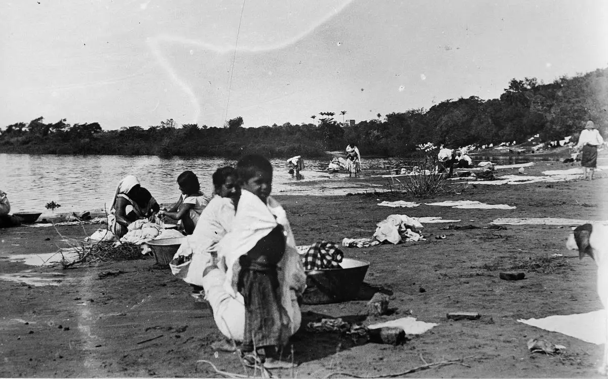 El trabajo de las lavanderas en las costas del río Paraguay, en arroyos, manantiales y fuentes, fue prohibido. Foto: Auguste François, 1895. Cortesía Asociación Auguste François.