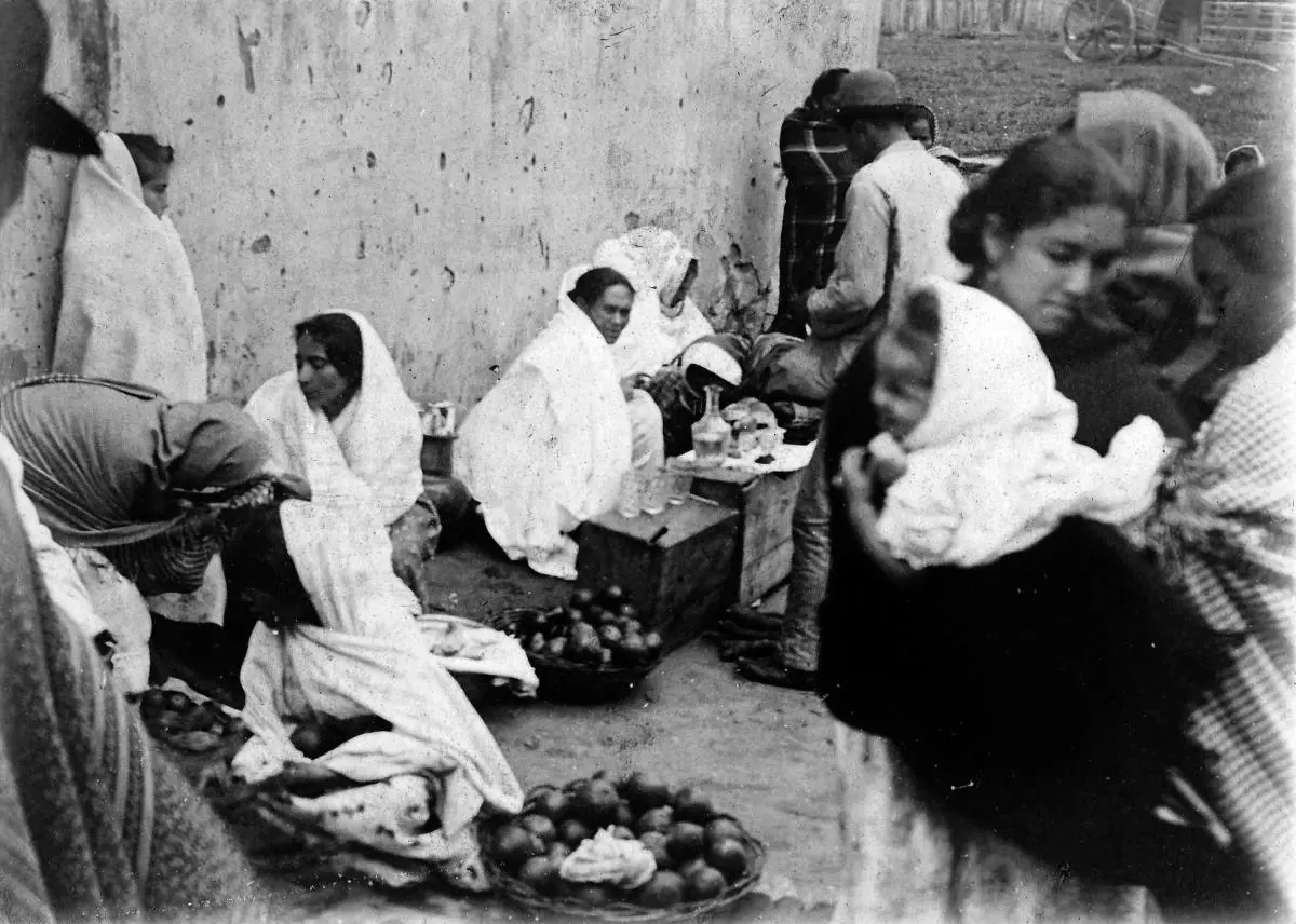 En los mercados también las vendedoras sufrieron las restricciones. Foto: Auguste François, 1895. Cortesía Asociación Auguste François