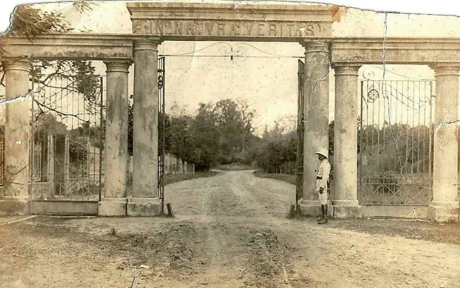 Jard�n Bot�nico y Zool�gico de Asunci�n. P�rtico original de acceso, ca. 1920. Cortes�a
