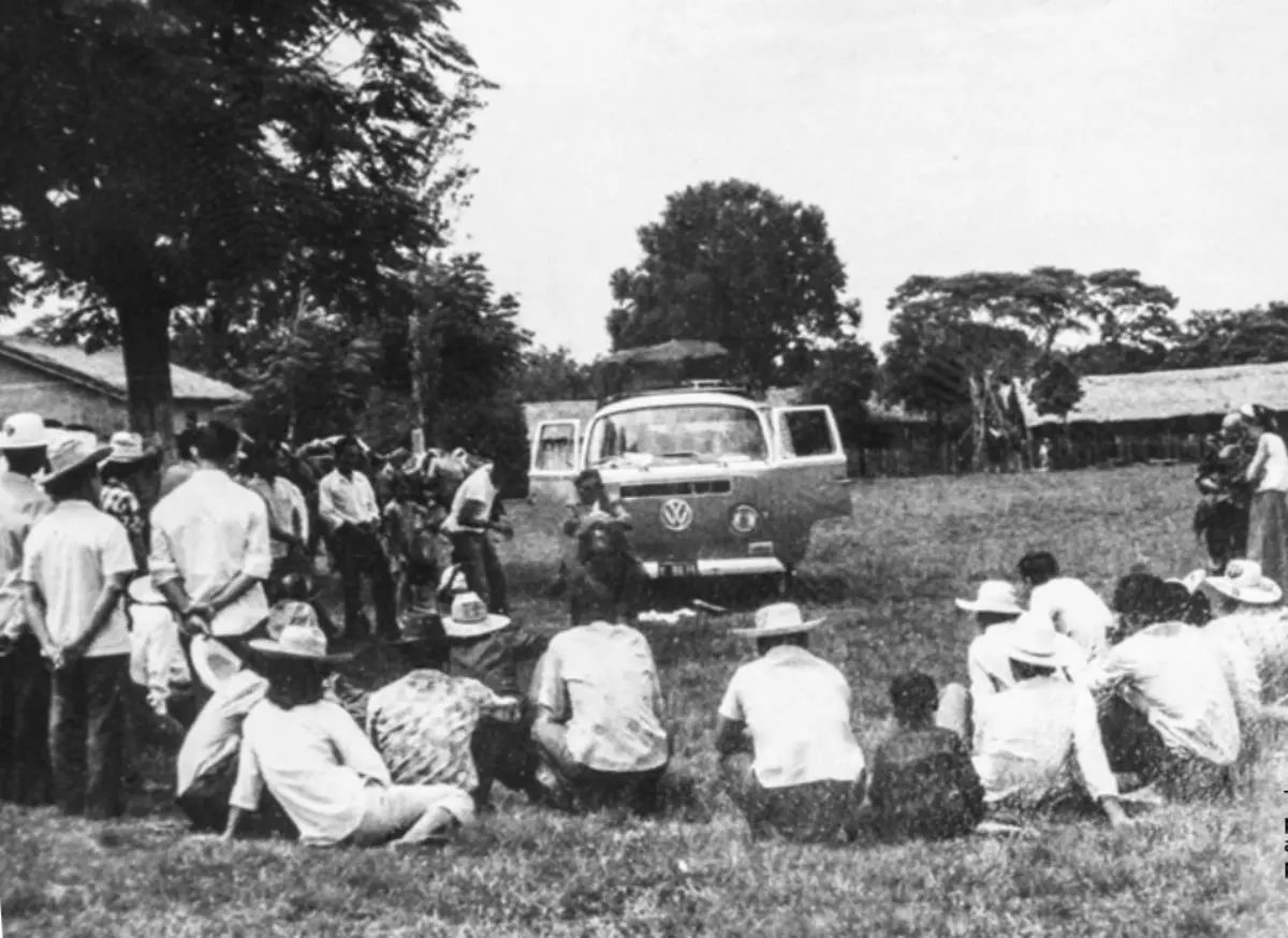 La famosa emCombi/em en la que Aty Ñe'? hacía sus giras por el territorio nacional. Archivo Aty Ñe'?