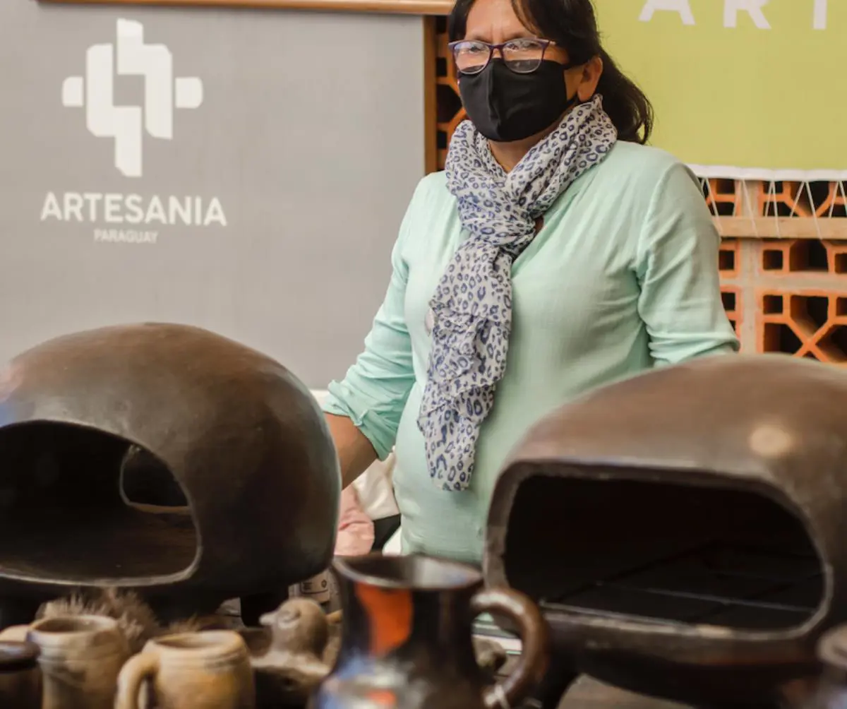 Do�a Vicenta Rodr�guez, de Kambuchi Apo, junto a los emtatakua/em port�tiles. Cortes�a IPA