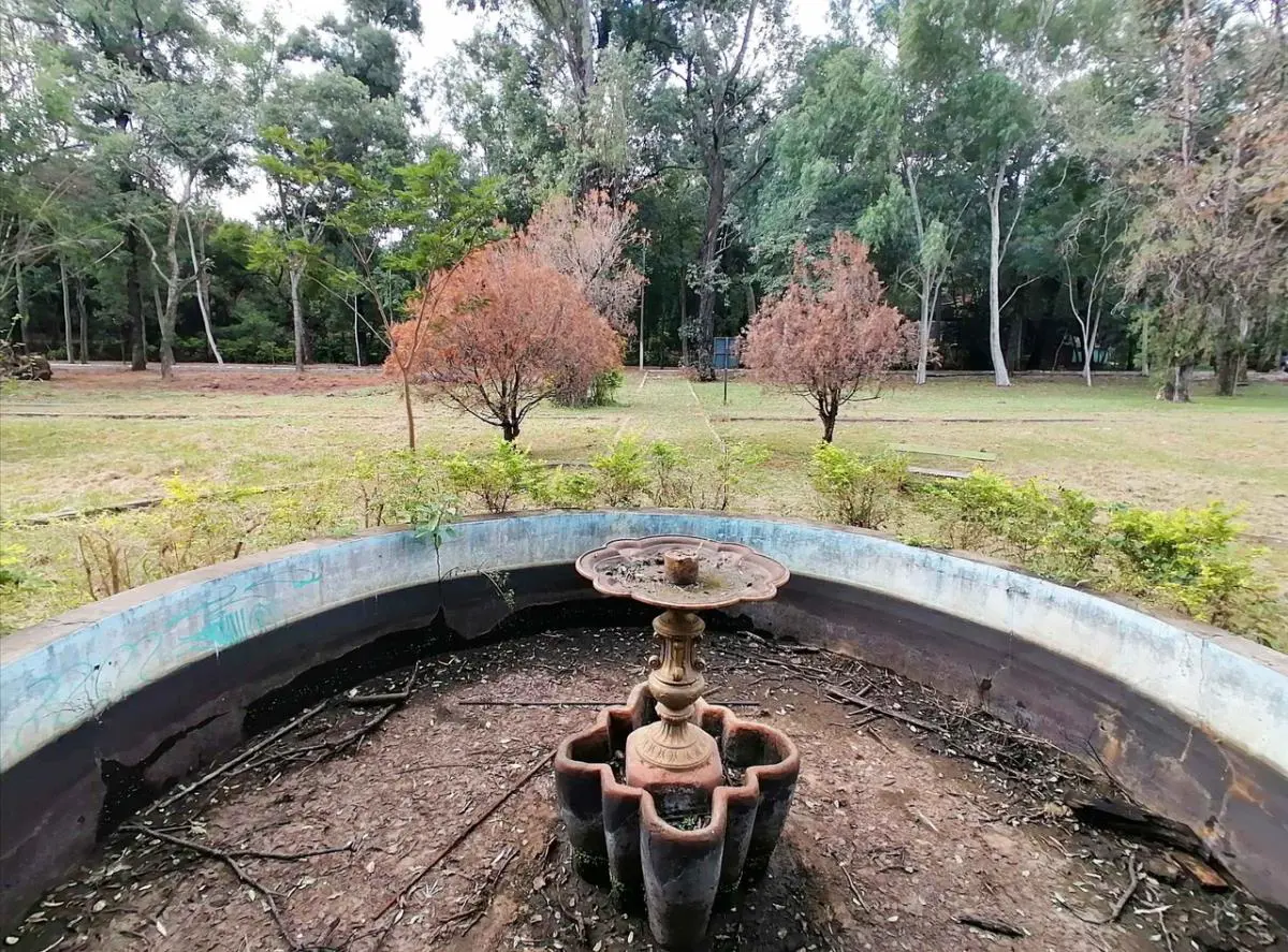 Pedestal y restos de la escultura, 2021 � Marli Delgado